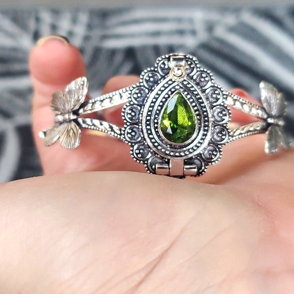 New Peridot 925 Silver Butterflies Poison Cuff Bracelet. - Picture 1 of 12